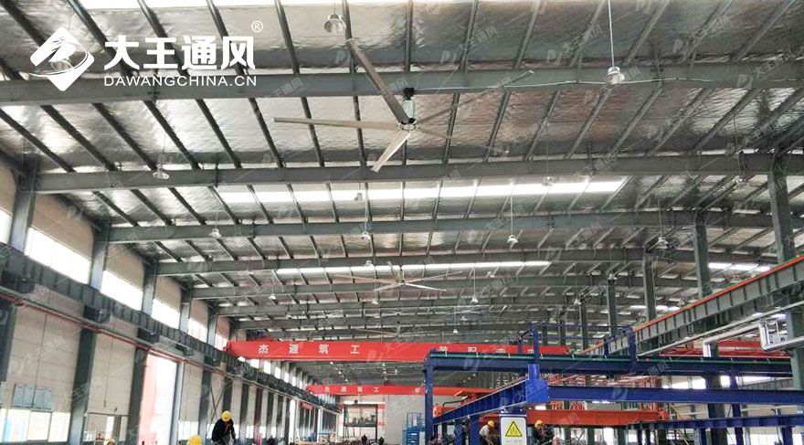 Grandes ventiladores industriales para instalaciones de fabricación