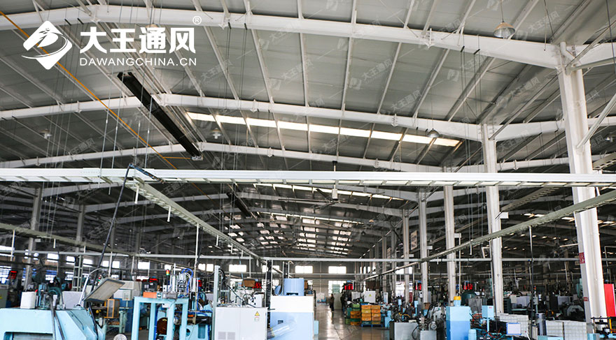 Grandes ventiladores industriales de fábrica de plástico.